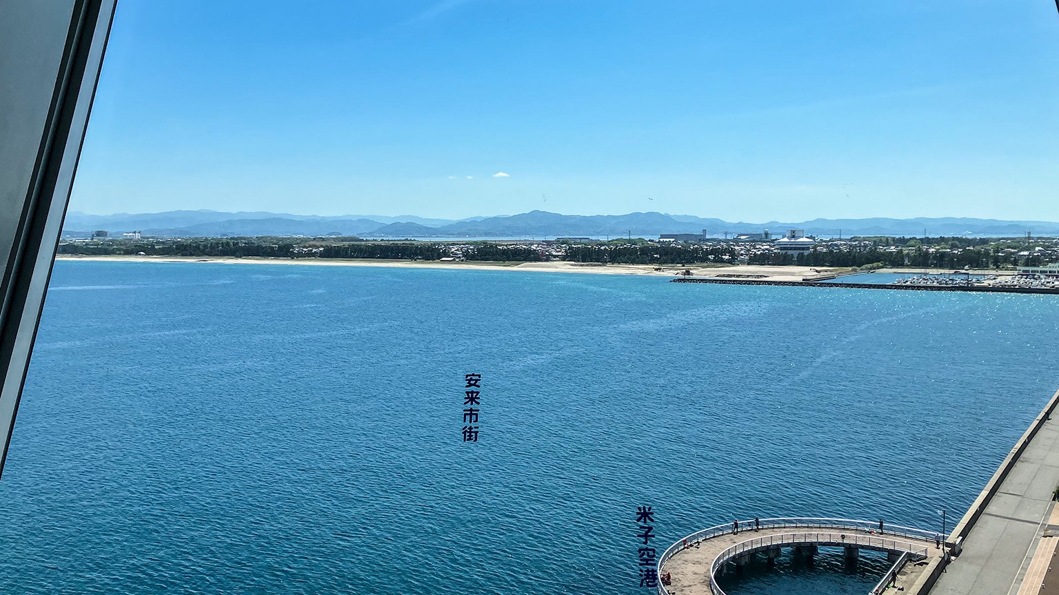 夢みなとタワーの展望タワーから見た安来市街と米子空港の写真