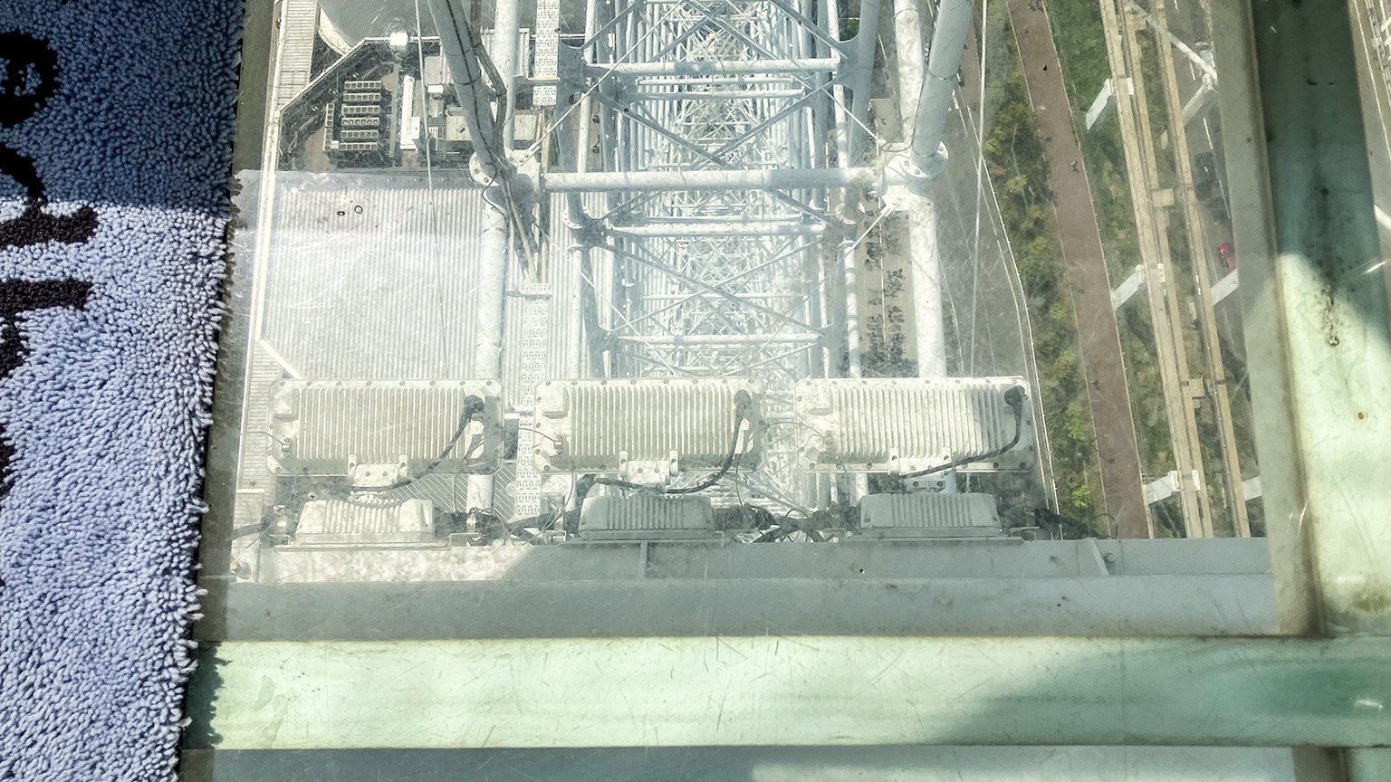 OSAKA WHEEL のゴンドラの足元の写真