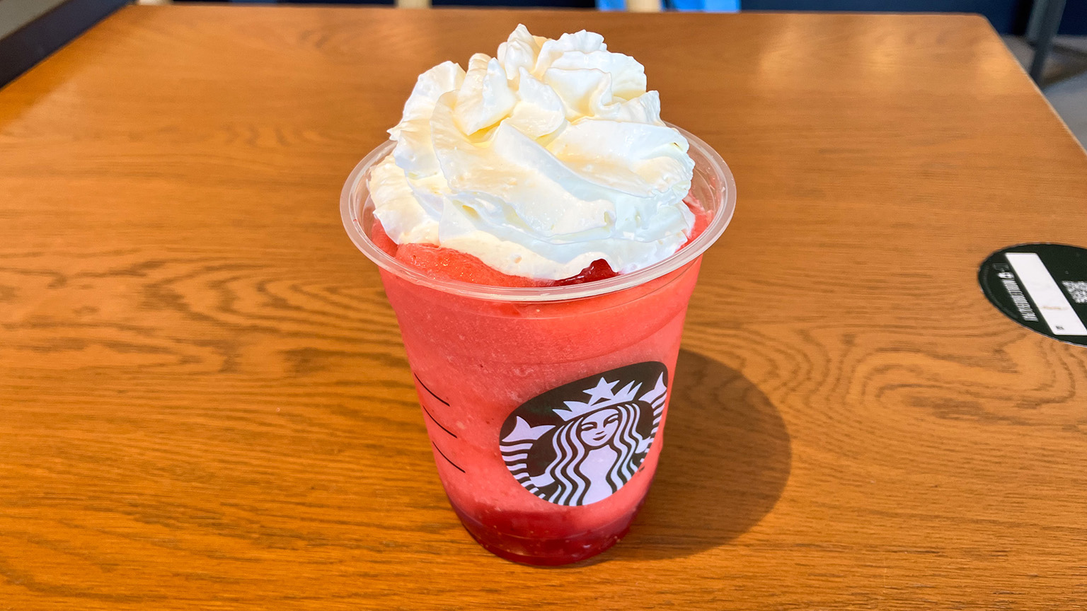 スタバのTHE苺フラペチーノの写真
