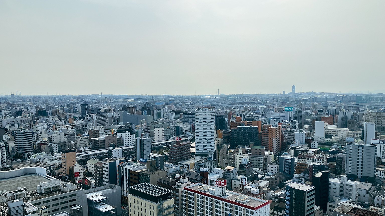 通天閣の黄金の展望台から見た景色の写真