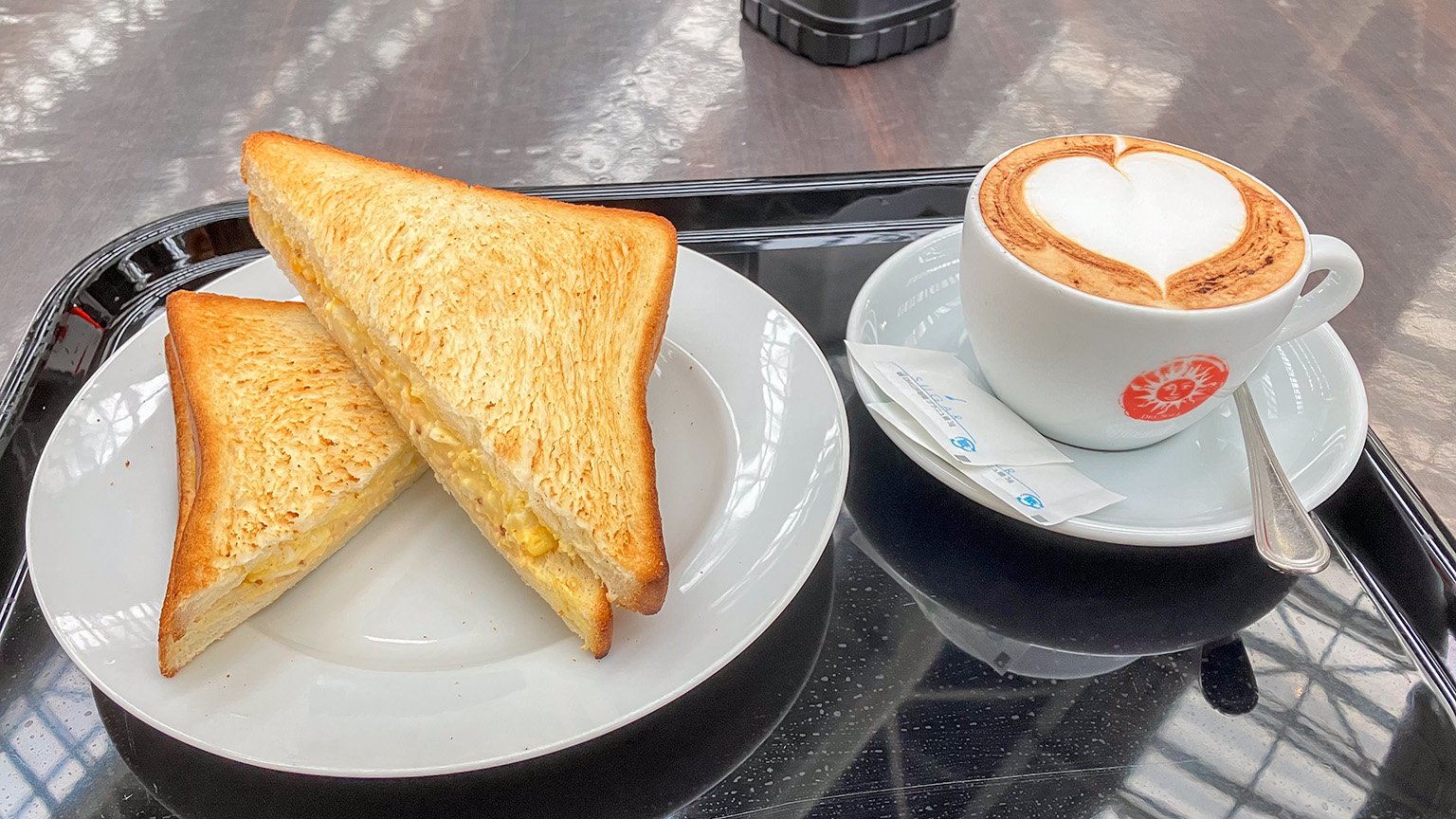 大阪ステーションシティのバール・デルソーレのタルタルタマゴサンドセットの写真