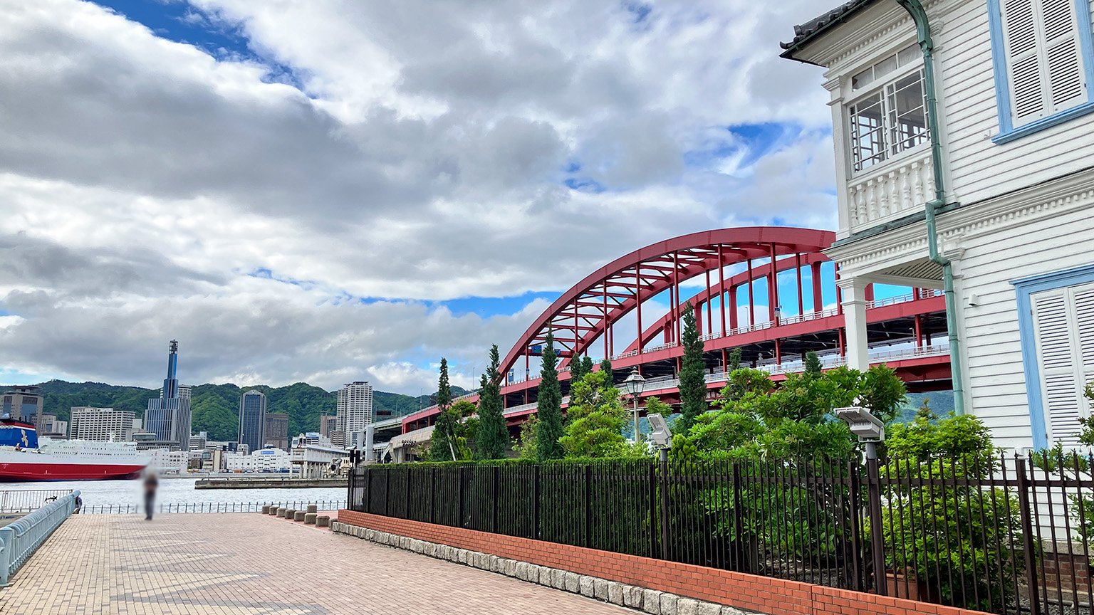 ポートアイランド北公園から見た神戸みなと異人館と神戸大橋と神戸港の写真