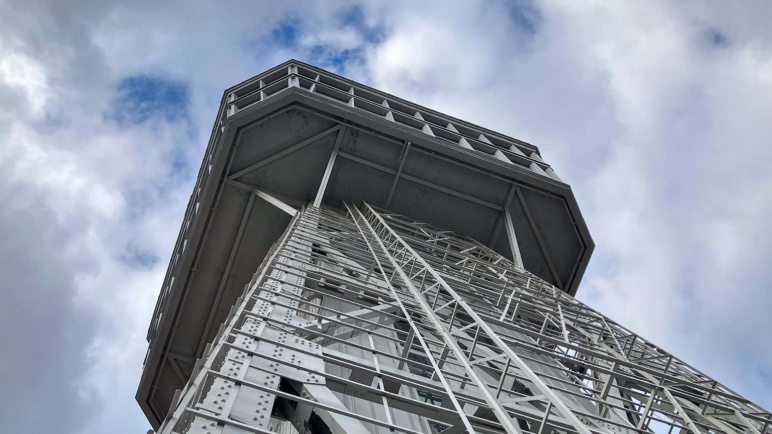 別府タワーの中間展望デッキから見上げた別府タワーの写真