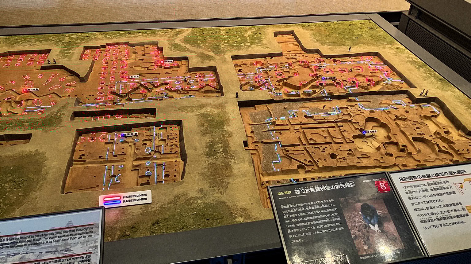 大阪歴史博物館の難波宮発掘現場の復元模型の写真