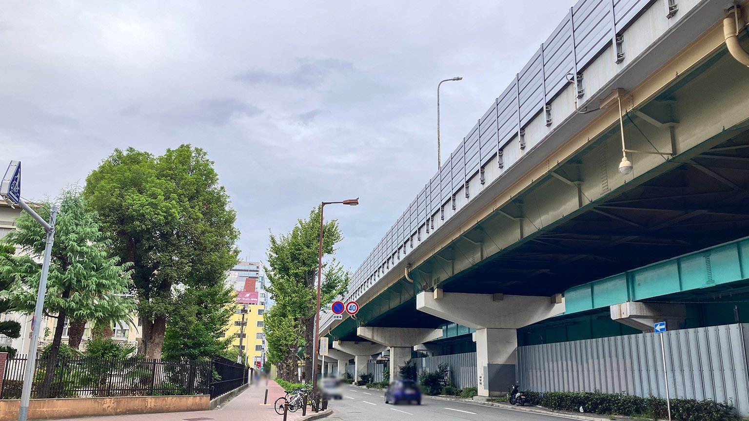 新御堂筋と御堂筋線の高架下の写真