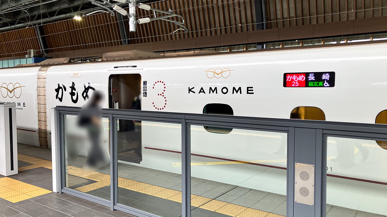 武雄温泉駅に停車する西九州新幹線かもめ号の写真