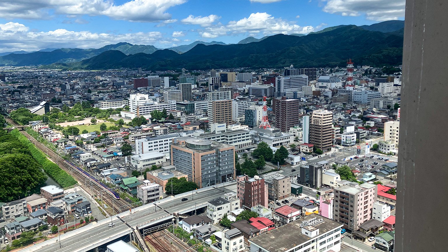 霞城セントラルの展望ロビーから見た北側の景色