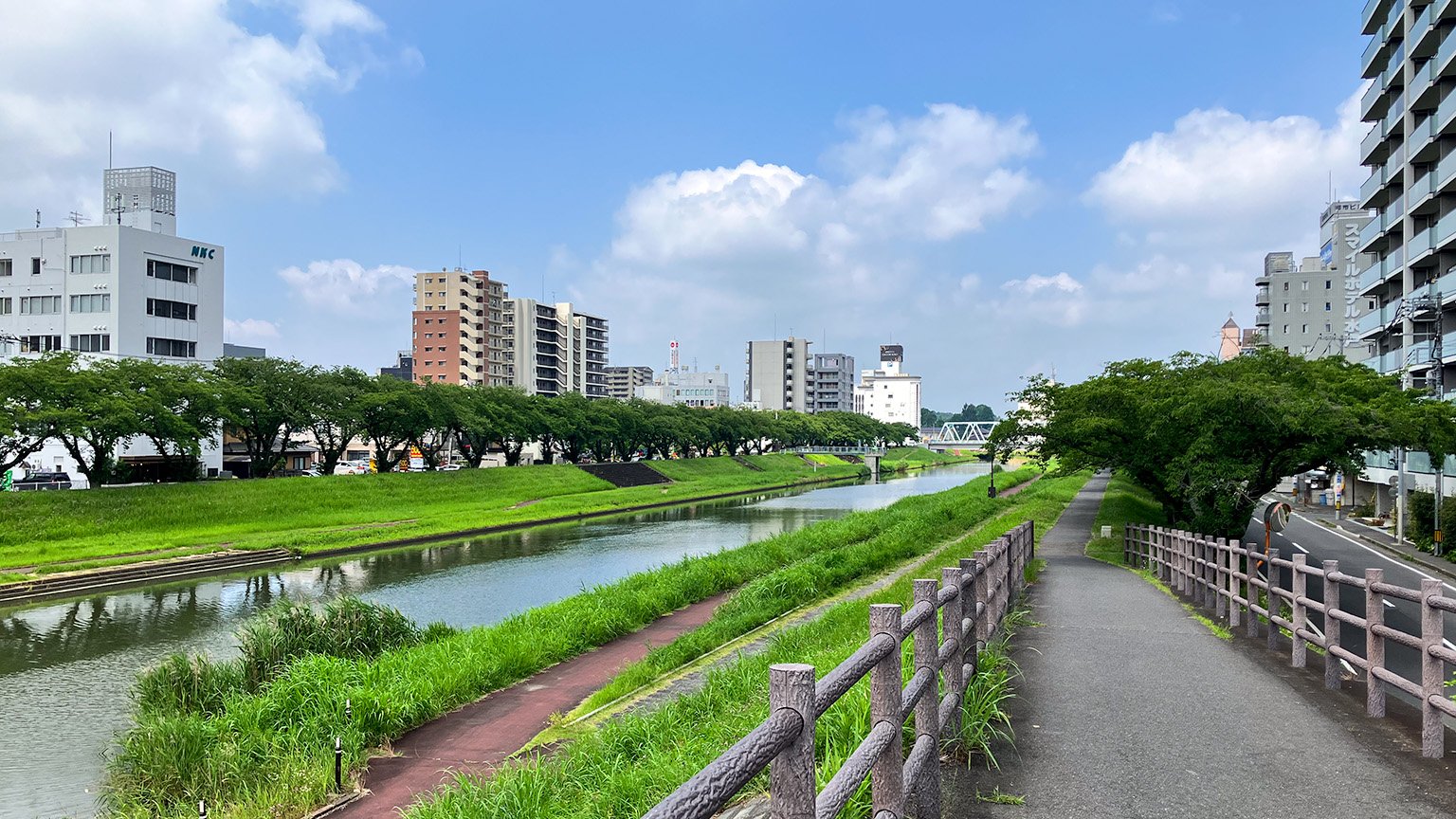 水戸駅の南側を流れる桜川沿いの写真