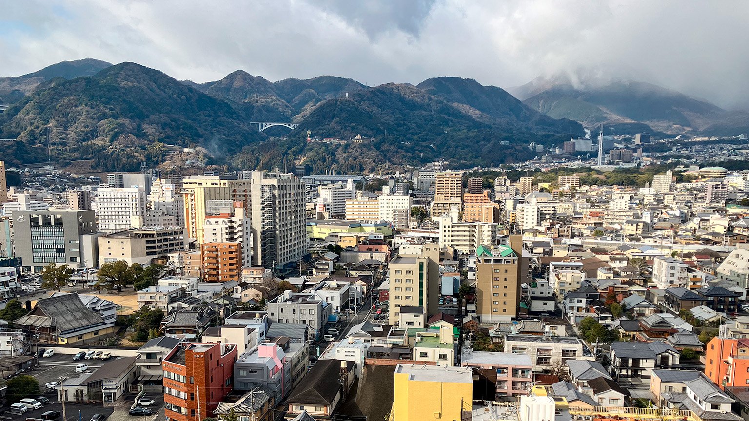 別府タワーの展望台から見た西側の景色の写真