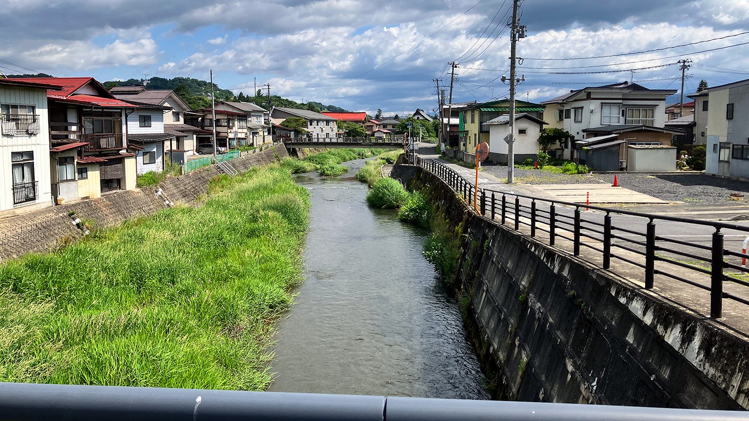 上山市内を流れる前川に架かる橋からの景色の写真