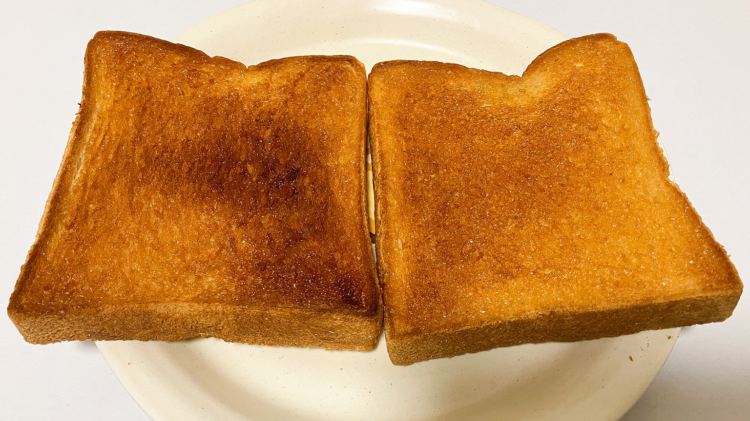 カルディコーヒーファームの「ぬって焼いたらクイニーアマン」をぬって焼いた食パンの写真