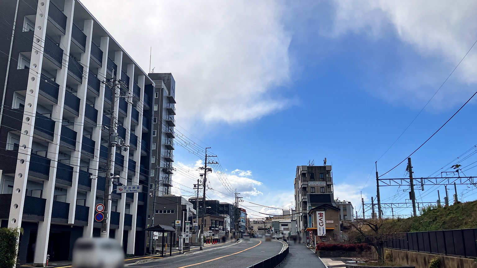 JR宇治駅方面へ伸びる道路の写真