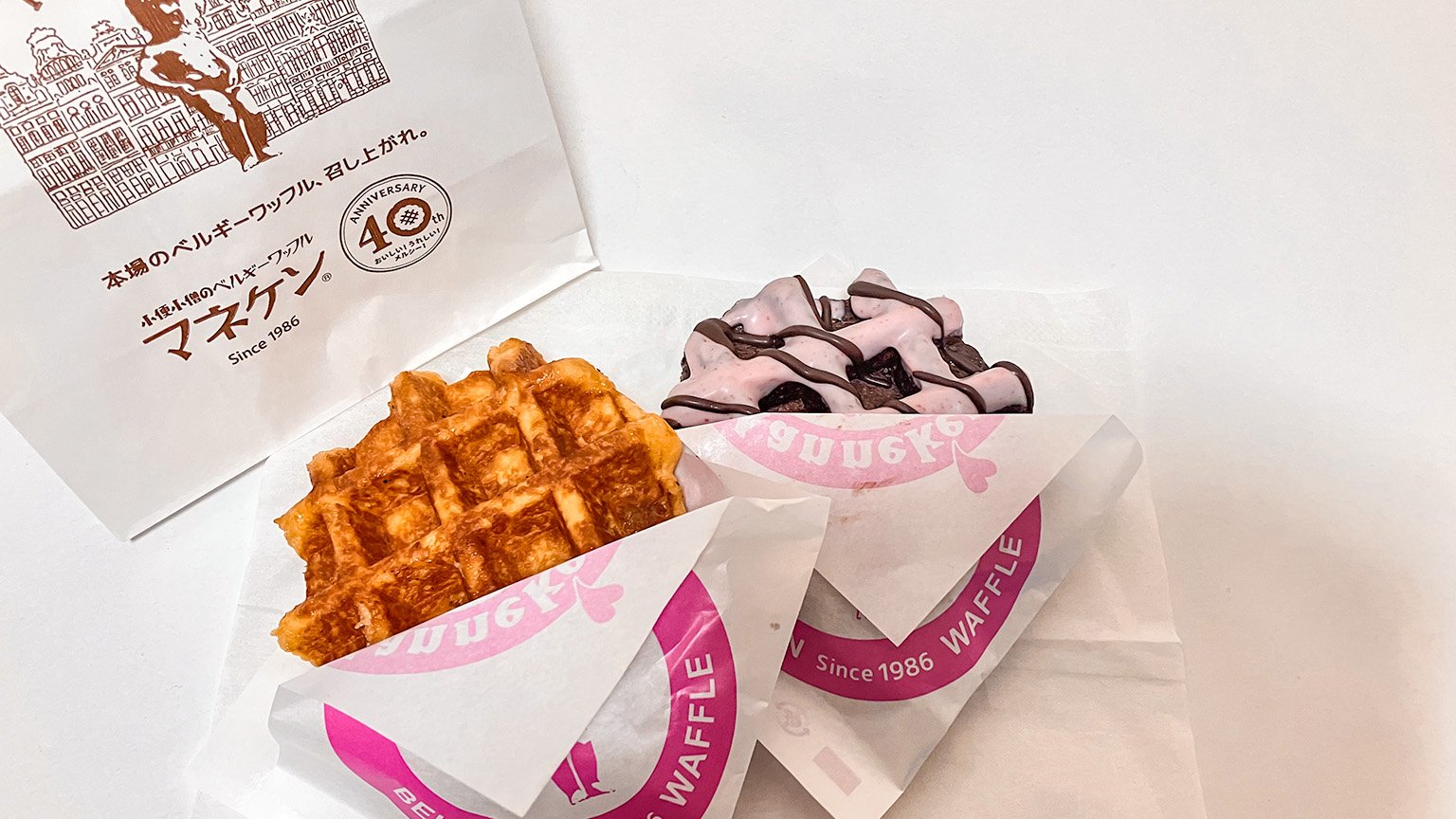 Manneken（マネケン）のプレーンワッフルとストロベリーショコラワッフルの写真