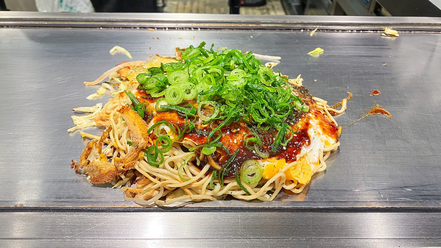 ミナモア内にある「お好み焼き・鉄板焼き 蔵屋」のお好み焼き「廣島焼き」の写真