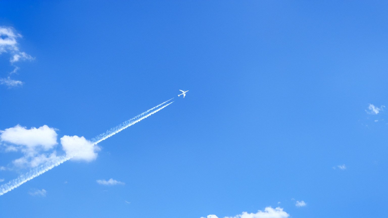 Adobe Firefly で生成した「青空と飛行機」の画像