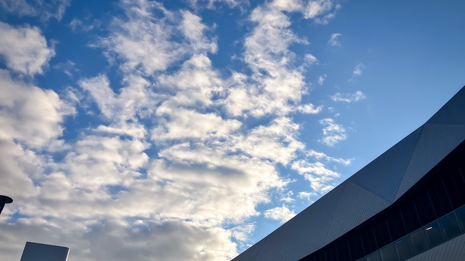 小松駅と空の写真