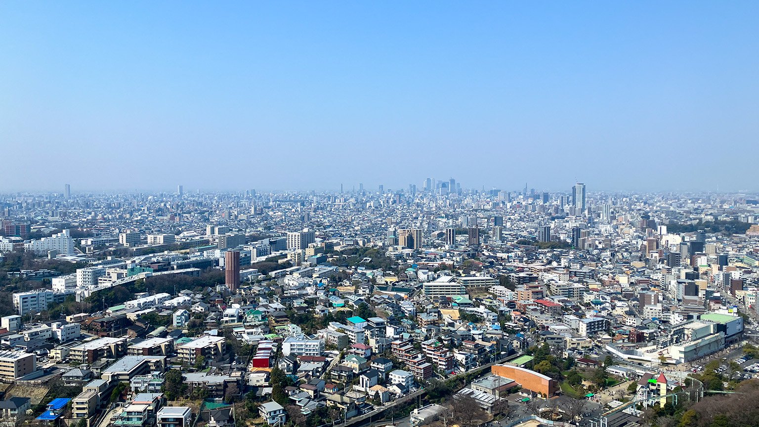 東山スカイタワーの展望室からの景色の写真