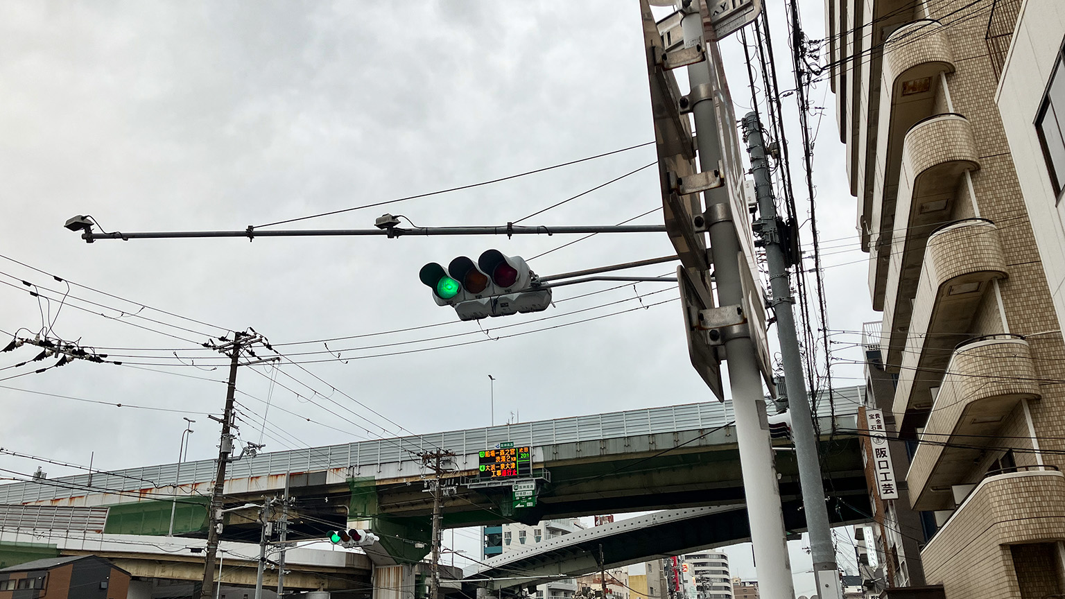阪神高速高架下の写真