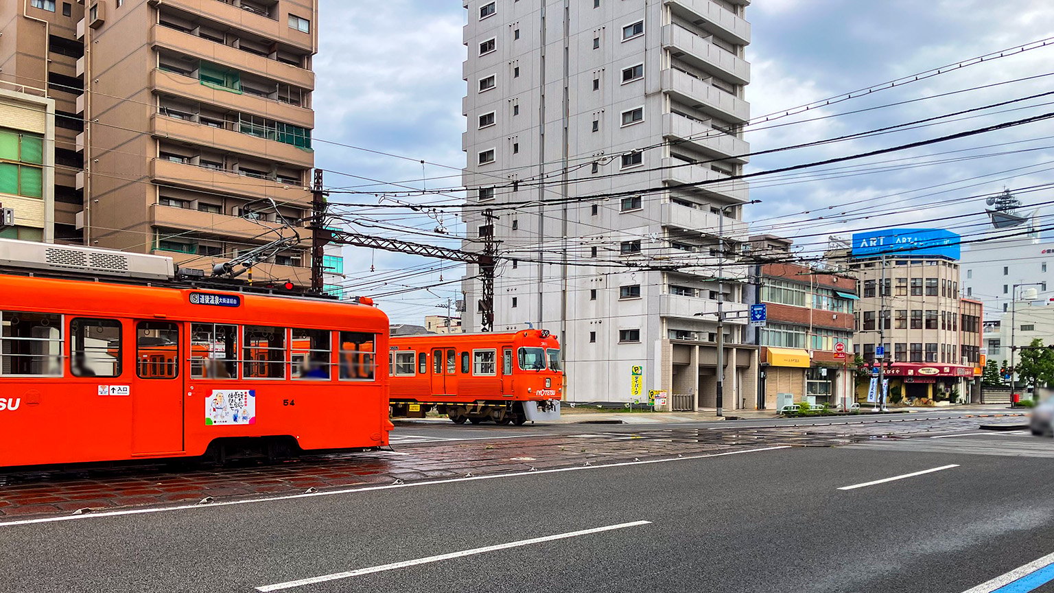 松山市内を走る伊予鉄道の市内電車と郊外電車の写真
