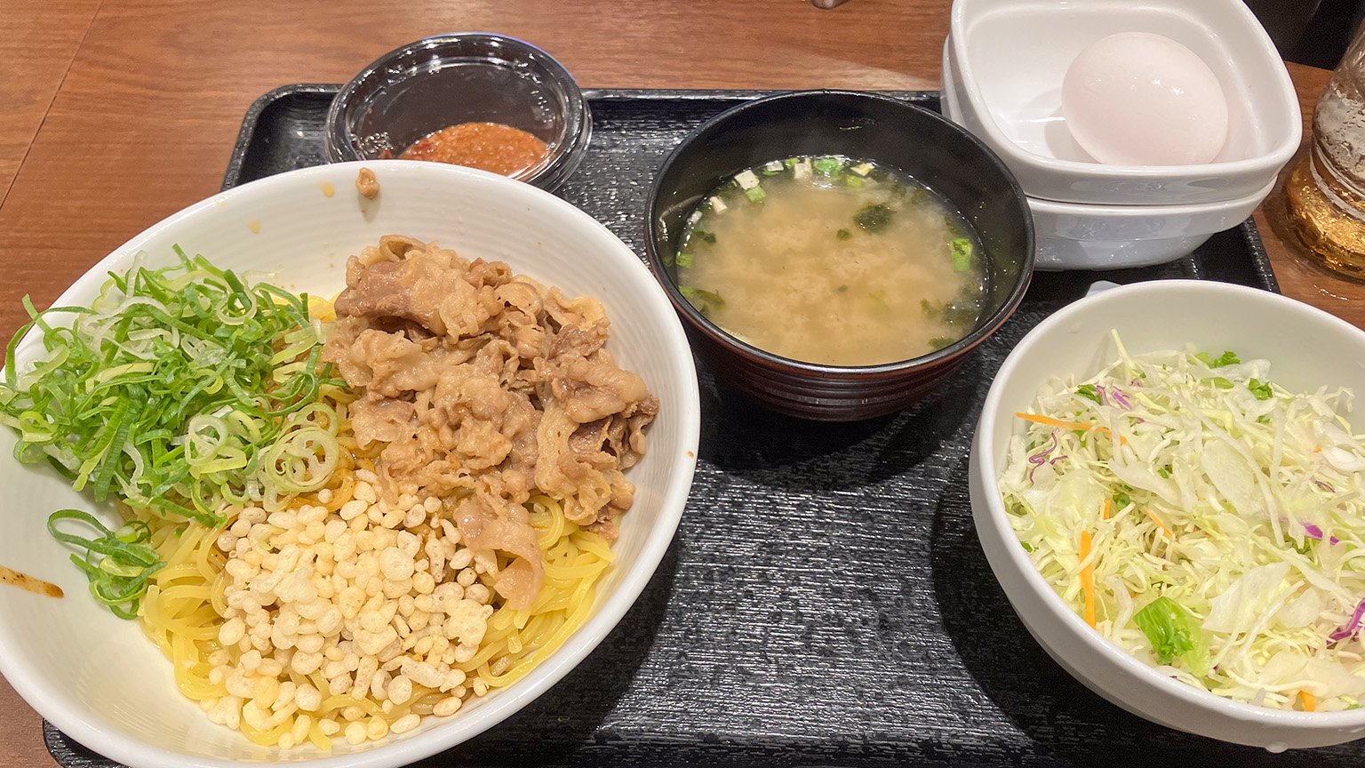 吉野家の牛玉スタミナまぜそばとサラダみそ汁セットの写真