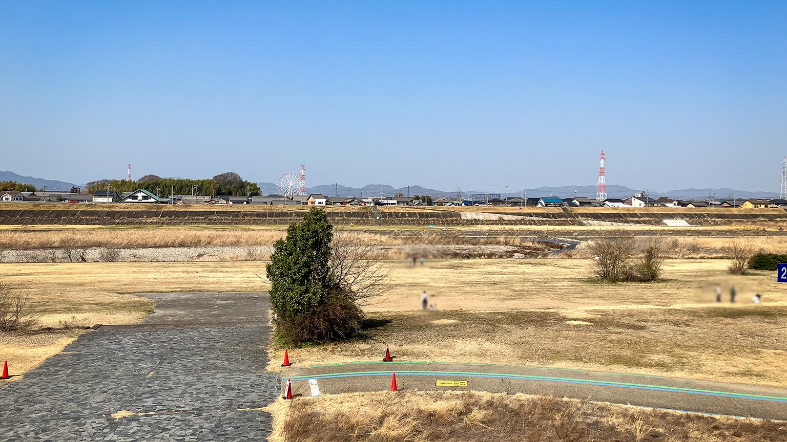 国営木曽三川公園から見た南派川沿いの写真