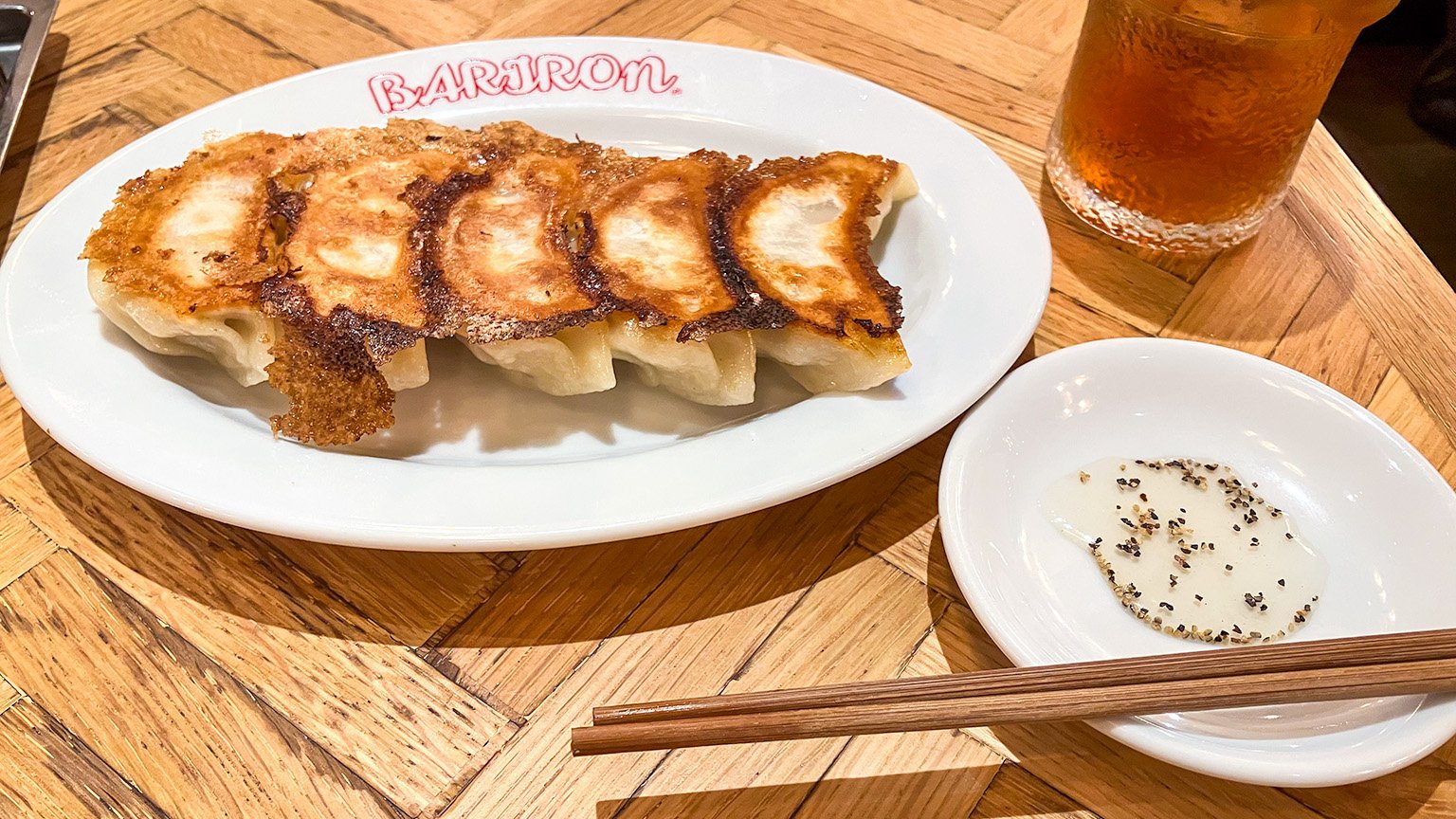 「餃子といえば芭莉龍」の焼餃子の写真