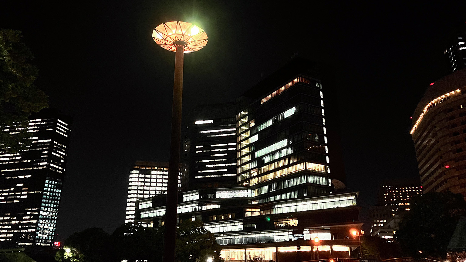 大阪城公園から見る大阪ビジネスパークの夜景の写真