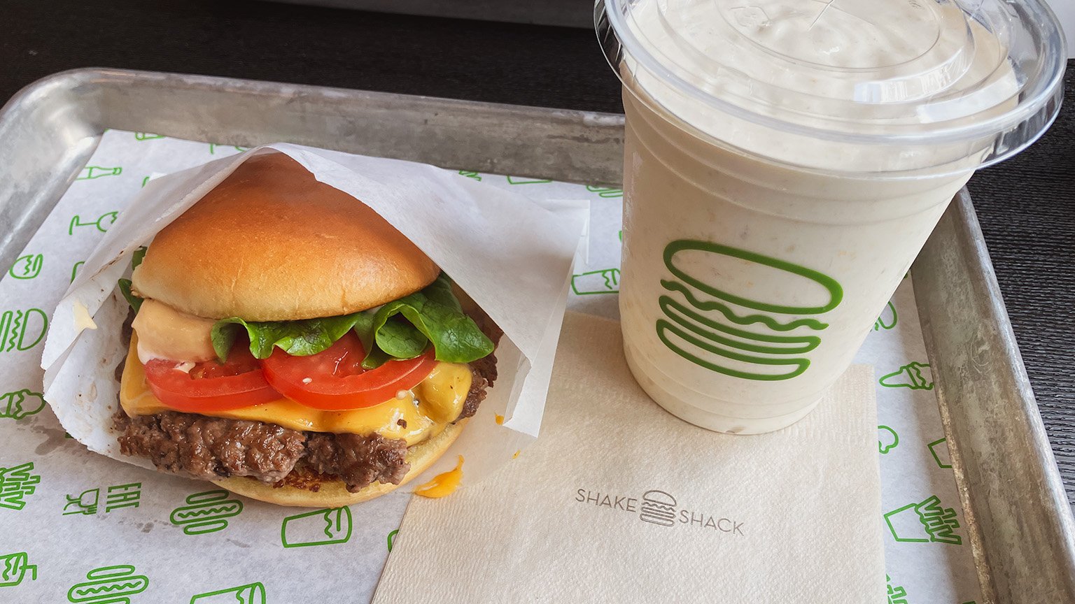 シェイクシャックのシャックバーガーとミックスジュースシェイクの写真