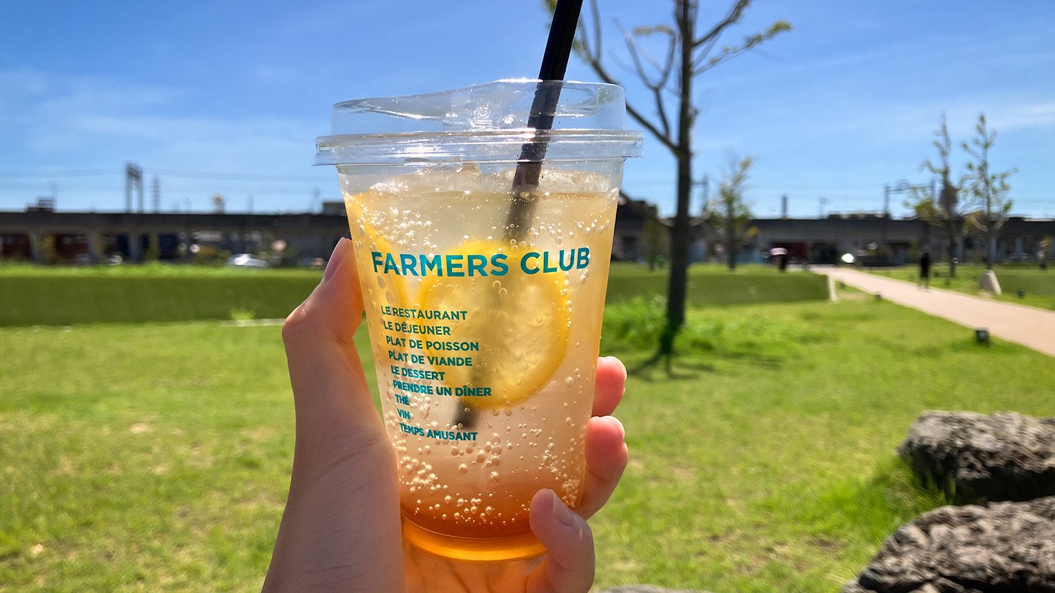安満遺跡公園内にあるレストランファーマーズクラブの自家製レモネードの写真