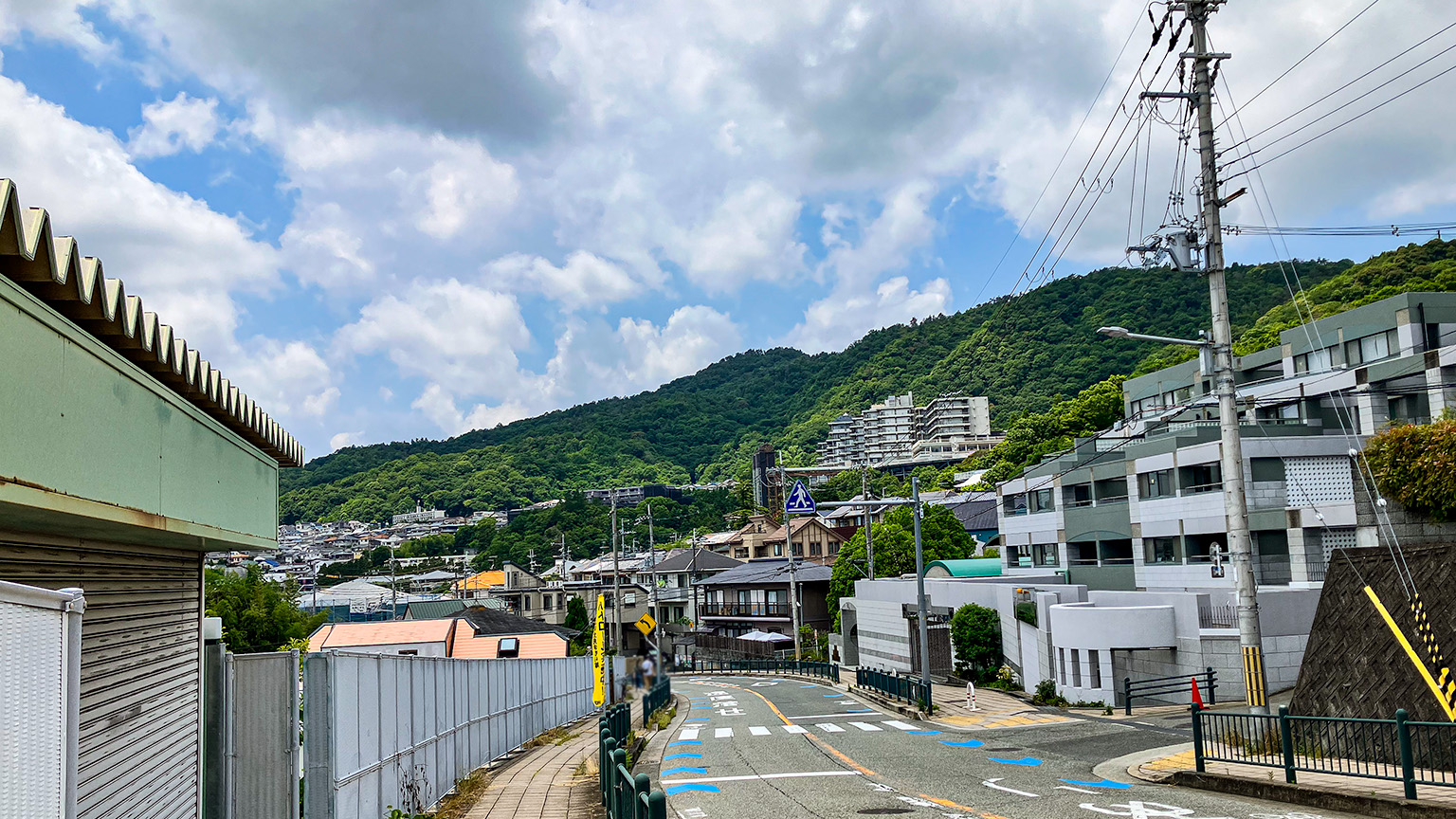 阪急箕面駅へ向かう坂道の写真