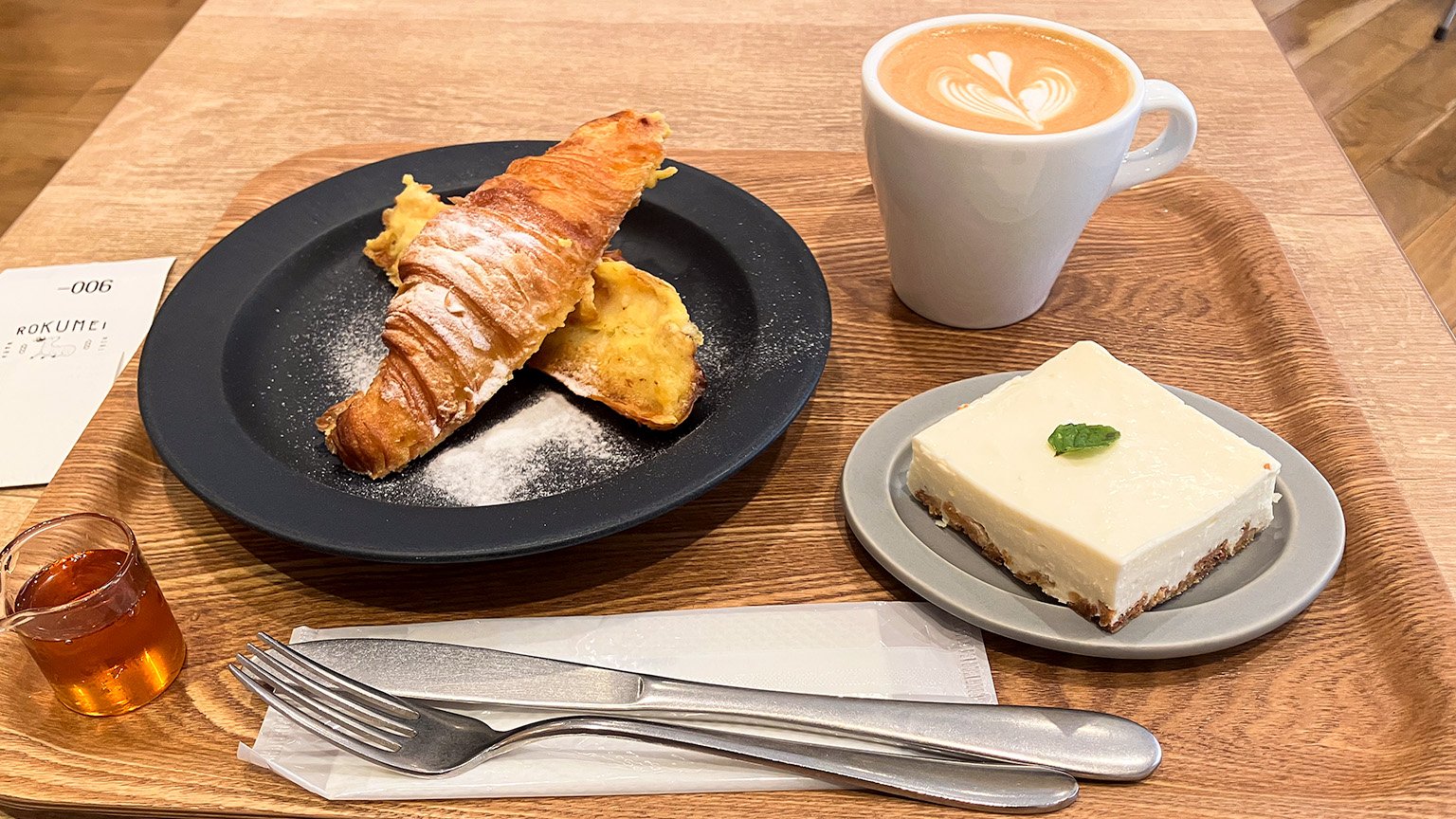 ロクメイコーヒーのカプチーノとフレンチクロワッサンとレアチーズケーキの写真