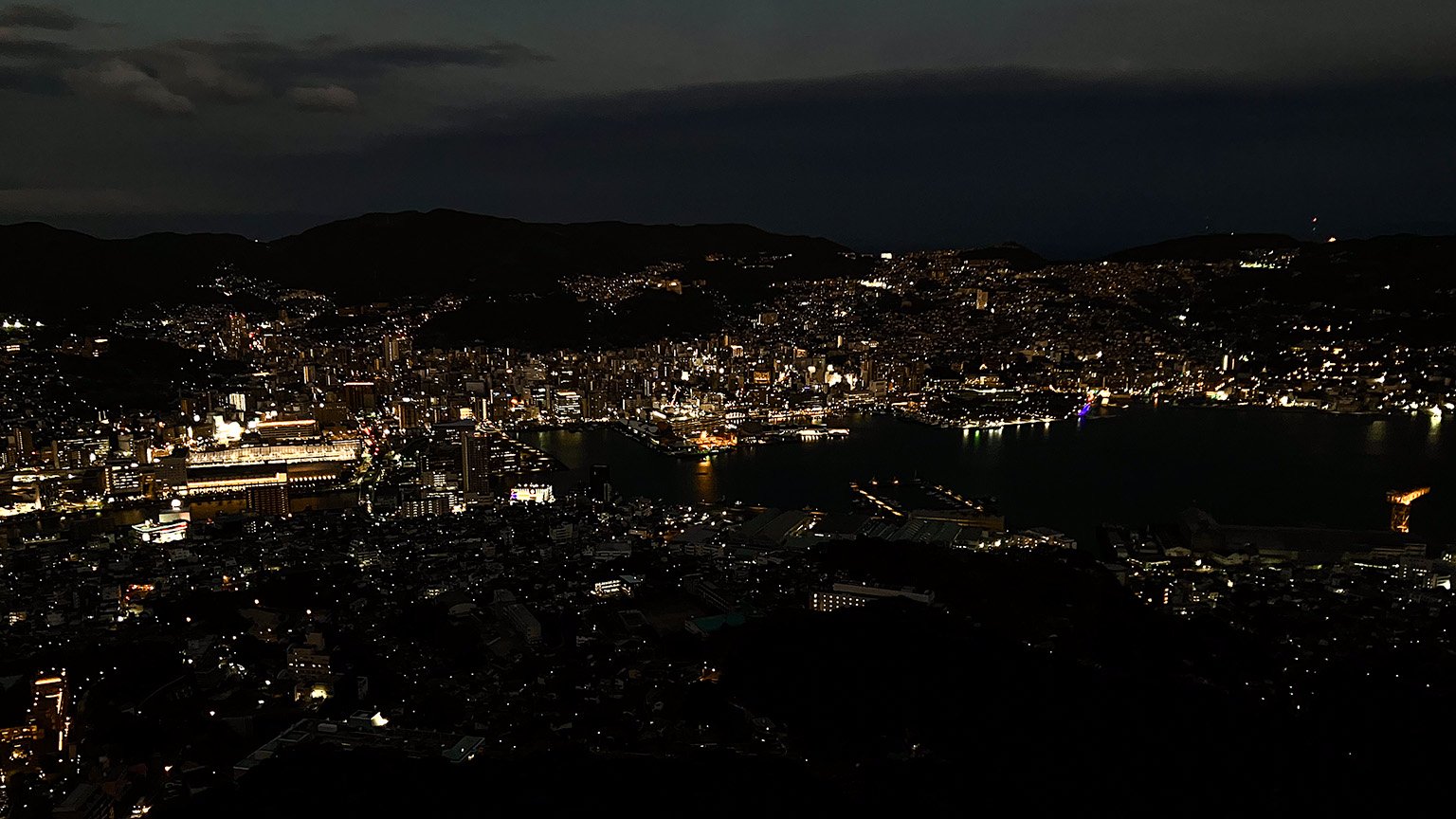 稲佐山山頂展望台から見た夜景の写真