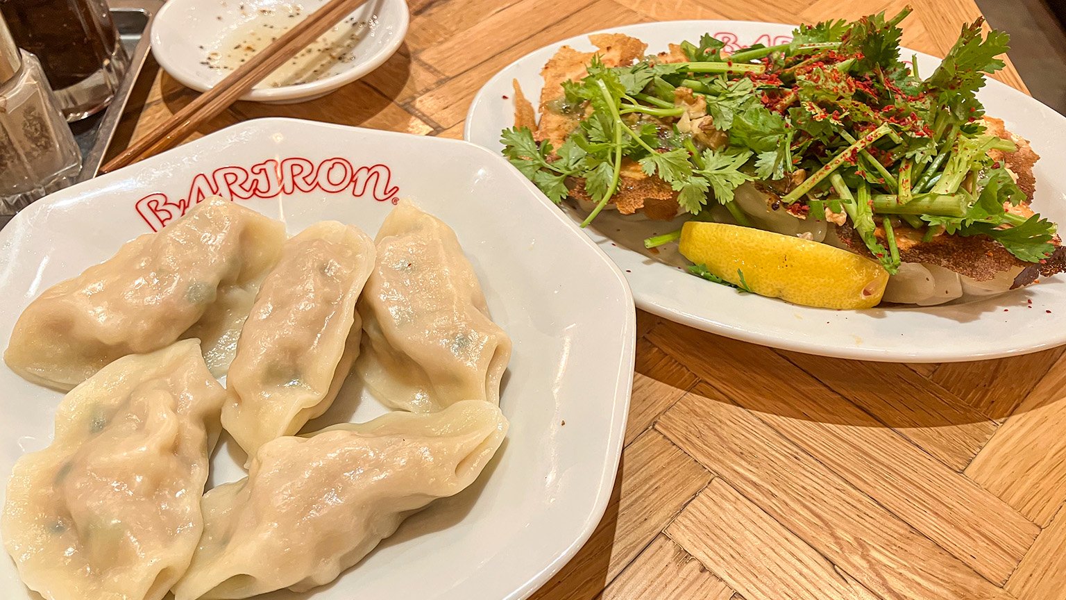 「餃子といえば芭莉龍」の海老水餃子とパクチー焼餃子の写真