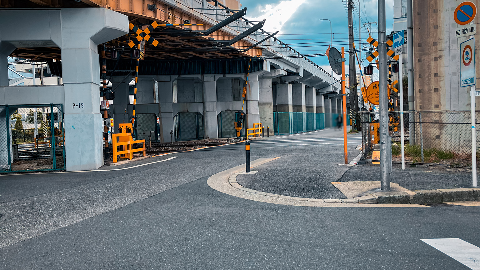 山陽新幹線高架下の踏切の写真