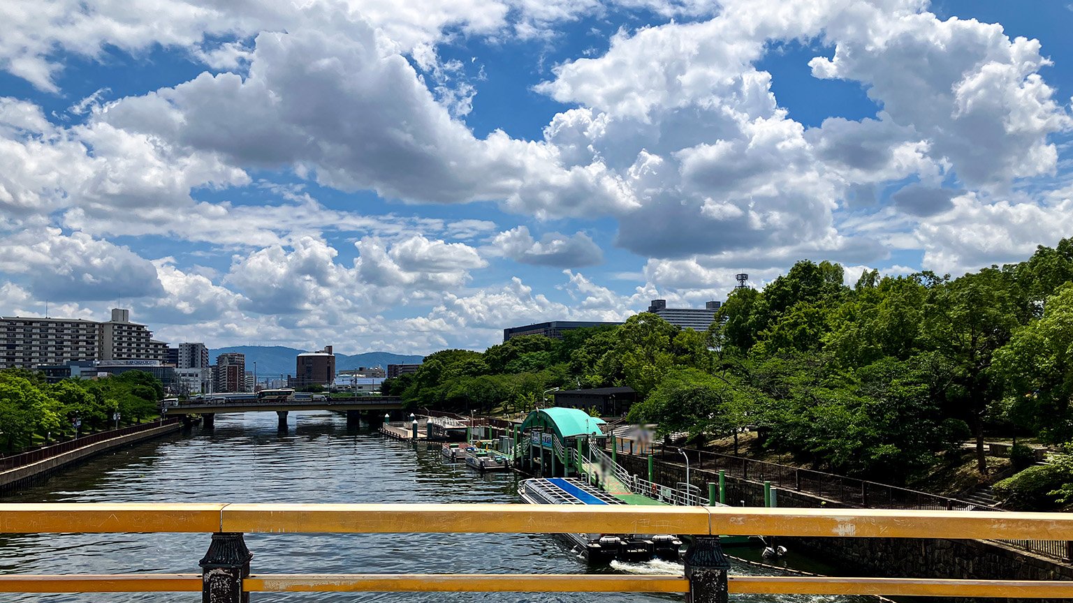 大阪城新橋から見た第二寝屋川と水上バス乗り場の写真