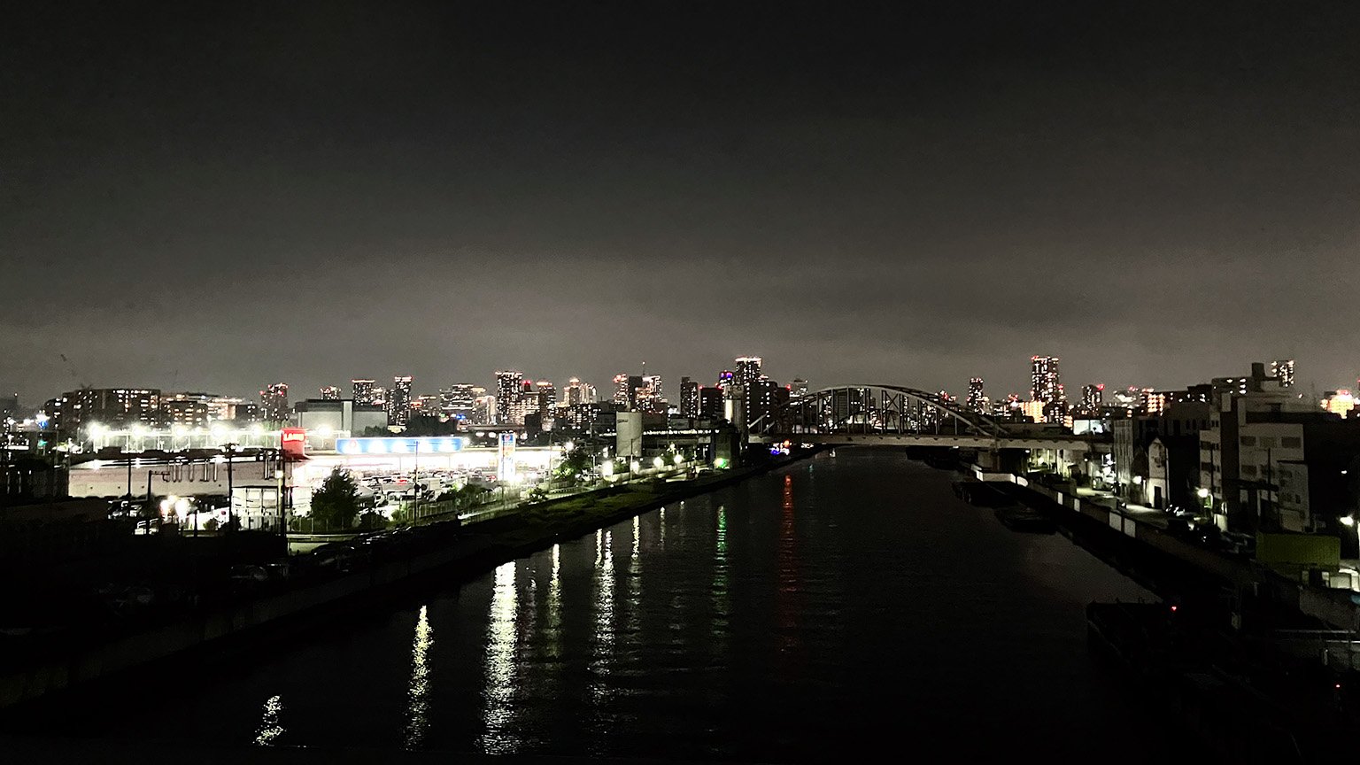安治川大橋から見た安治川と梅田のビル群の写真