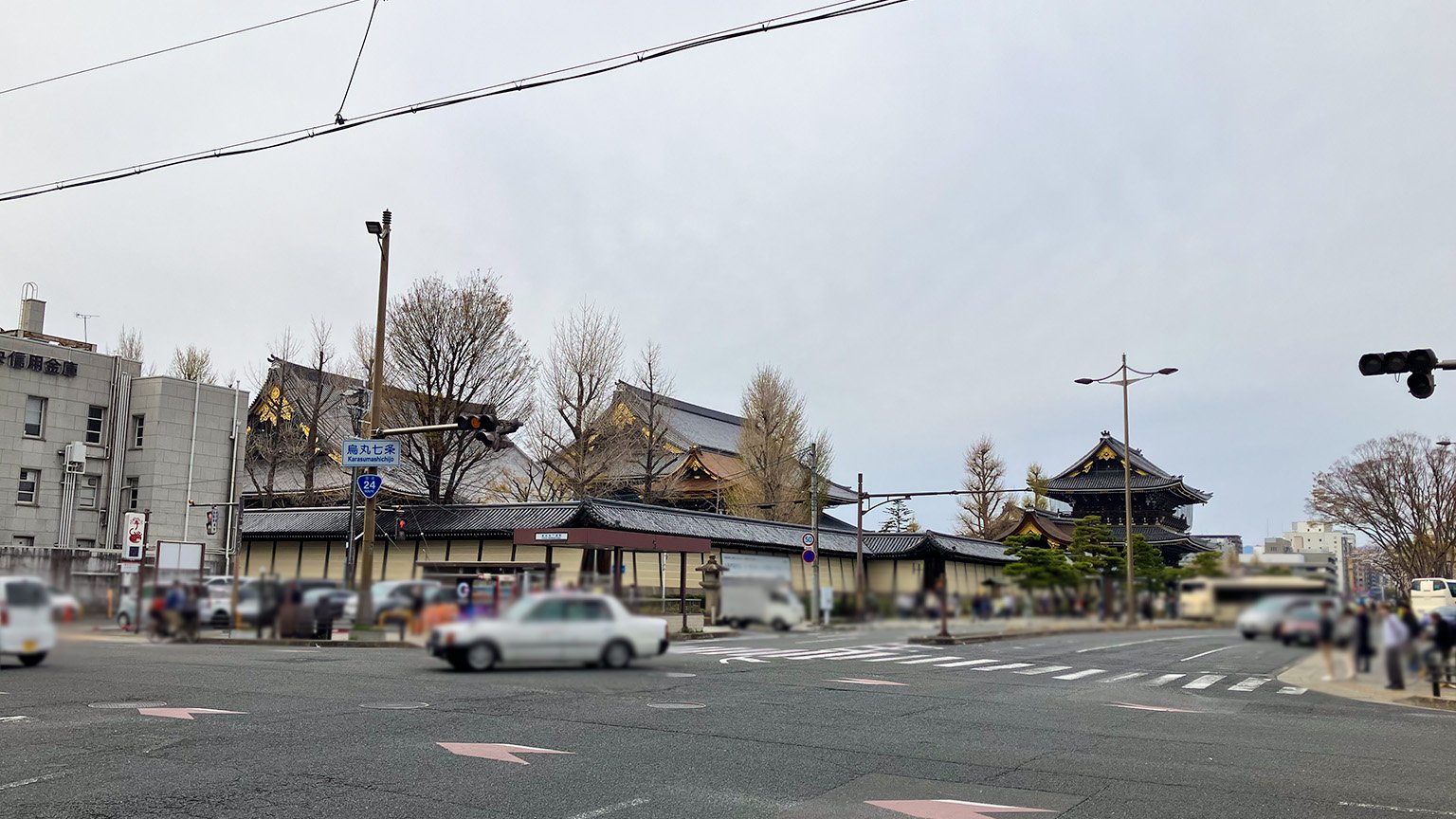 烏丸七条交差点と東本願寺の写真