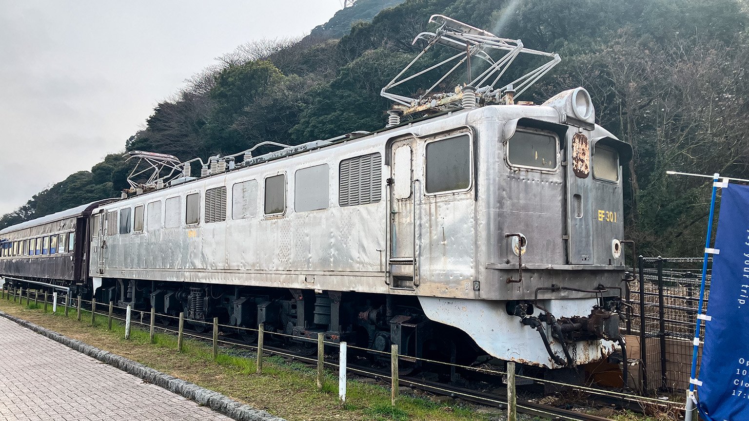 和布刈公園内の古そうな車両の写真