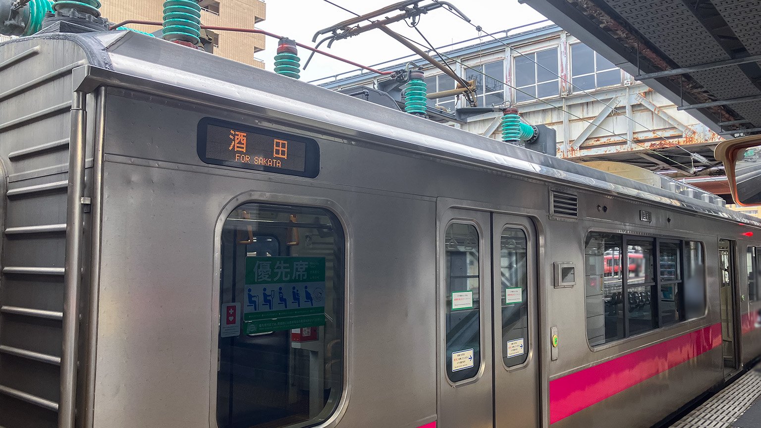 秋田駅に停車する酒田行き普通列車の写真