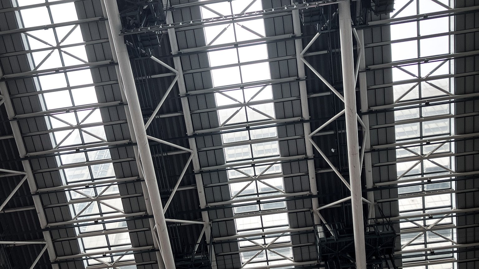 大阪駅の大屋根の写真