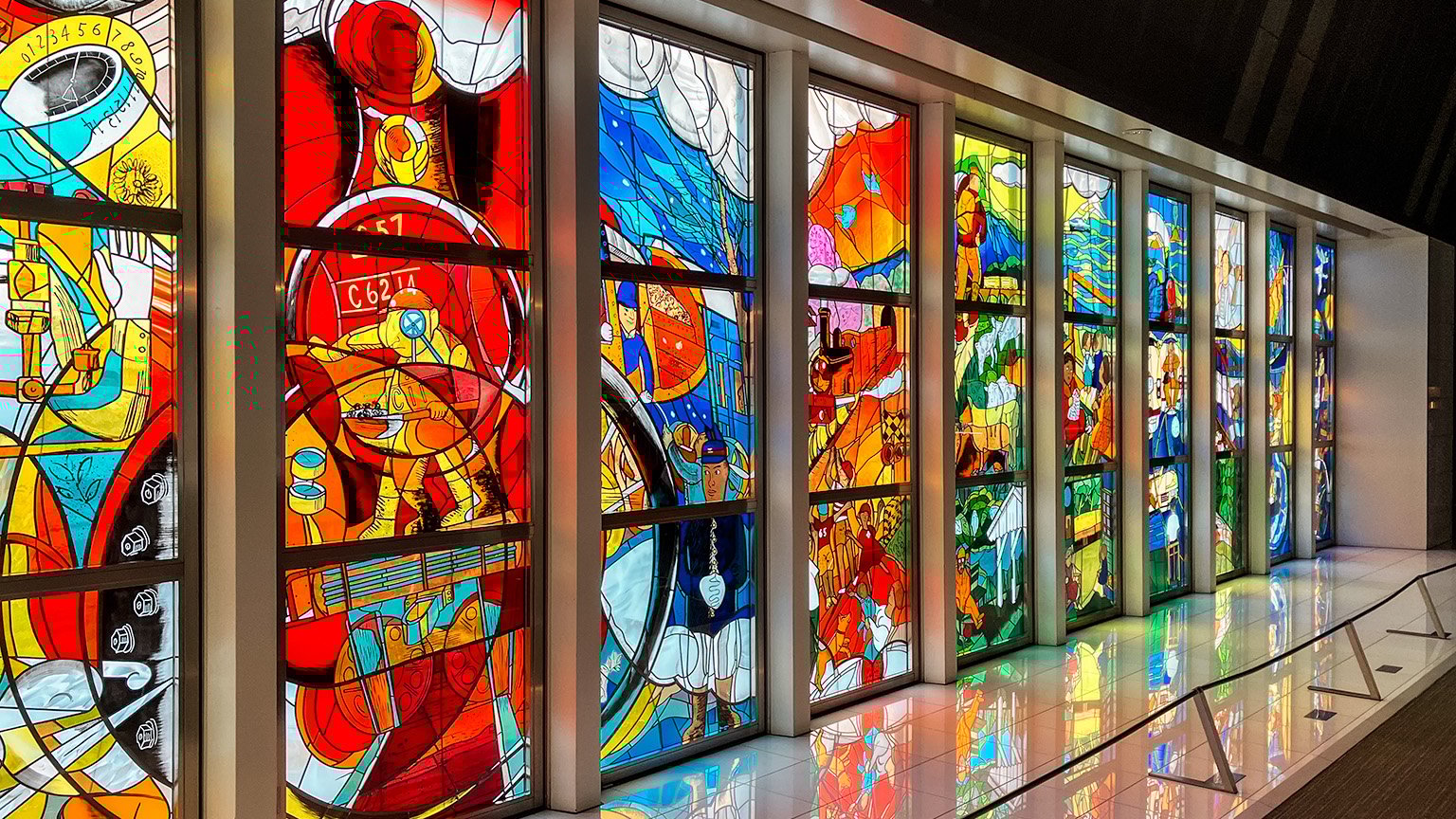 鉄道博物館のステンドグラスの写真