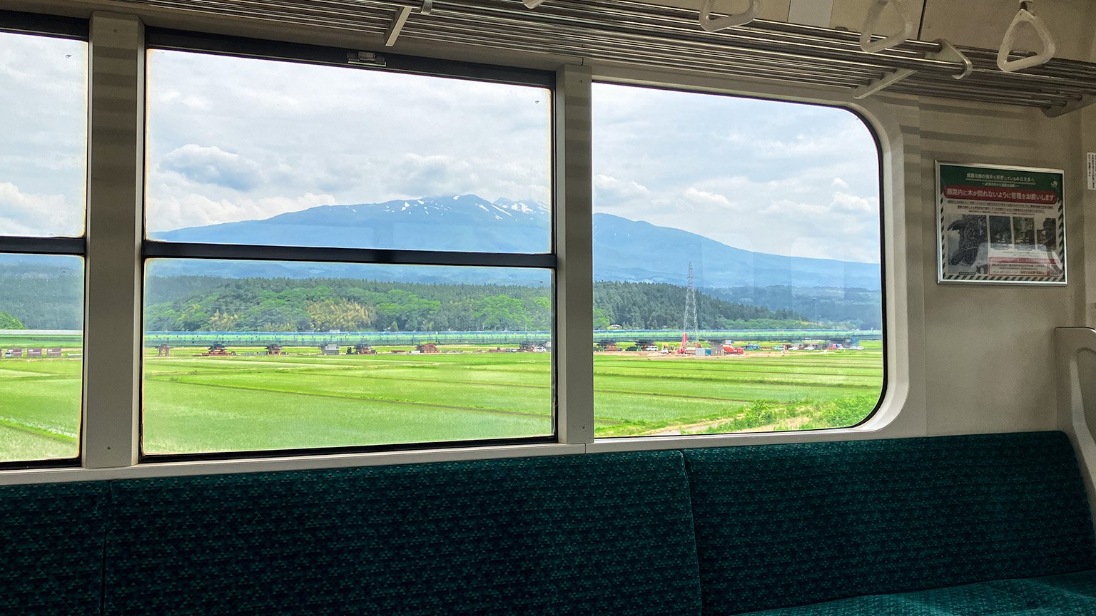 秋田駅から酒田駅へ向かう途中の車内と車窓からの景色の写真