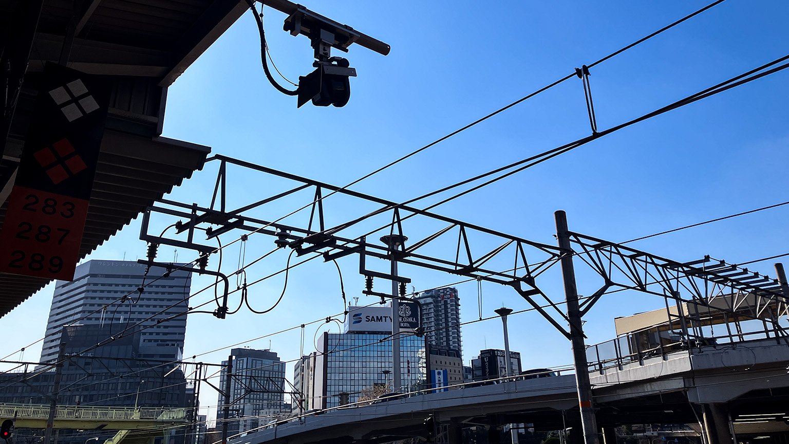 新大阪駅在来線ホームから見上げた空の写真