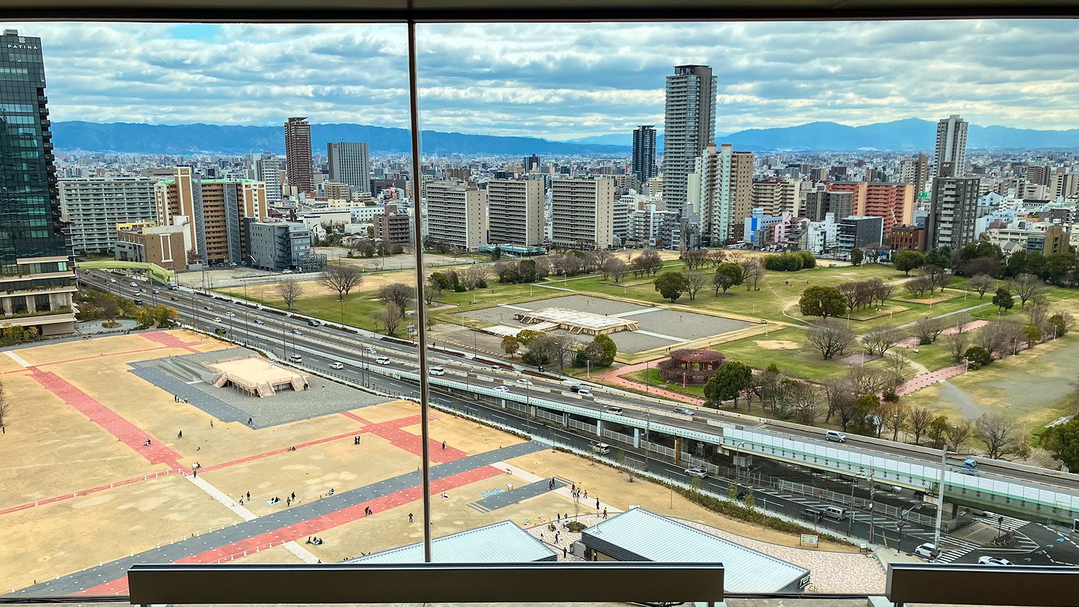 大阪歴史博物館から見た難波宮跡の写真