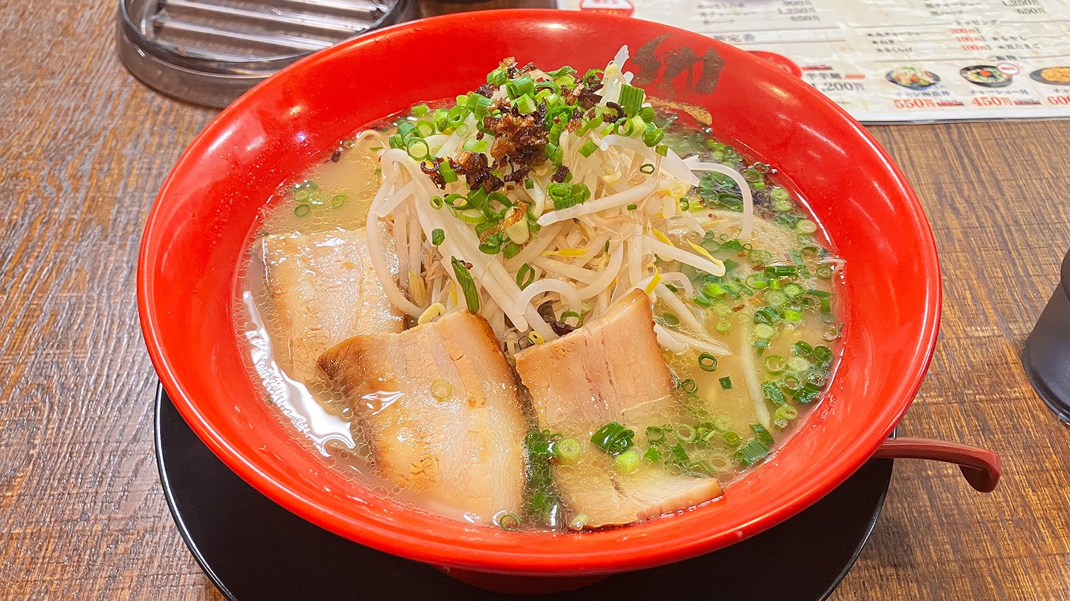 宮崎ブーゲンビリア空港にある宮崎ラーメン響のラーメン「あっさりの赤」の写真