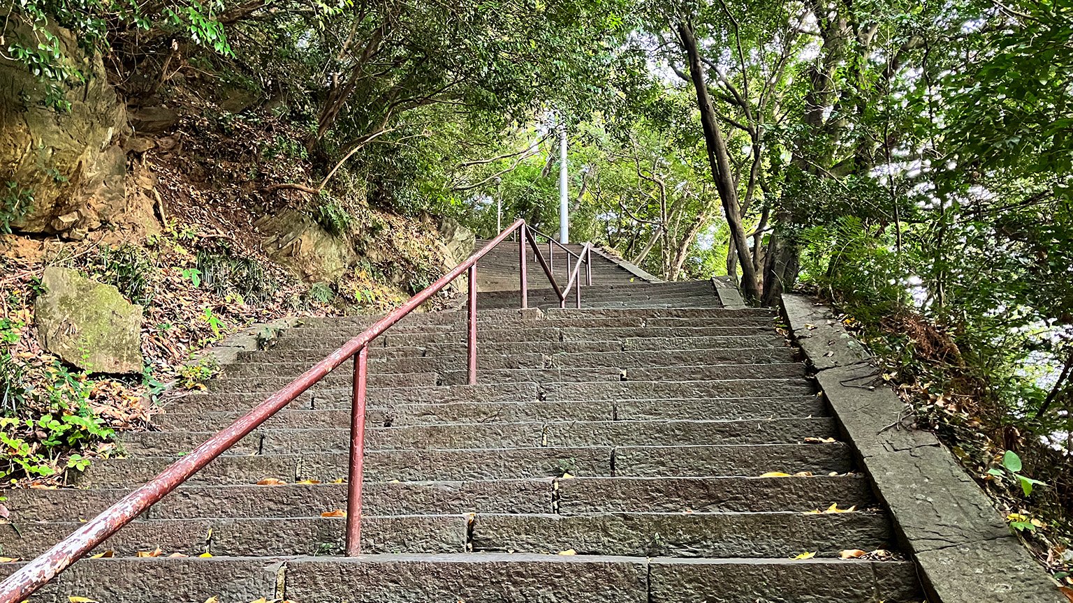 徳島中央公園の徳島城本丸跡へ向かう階段の写真