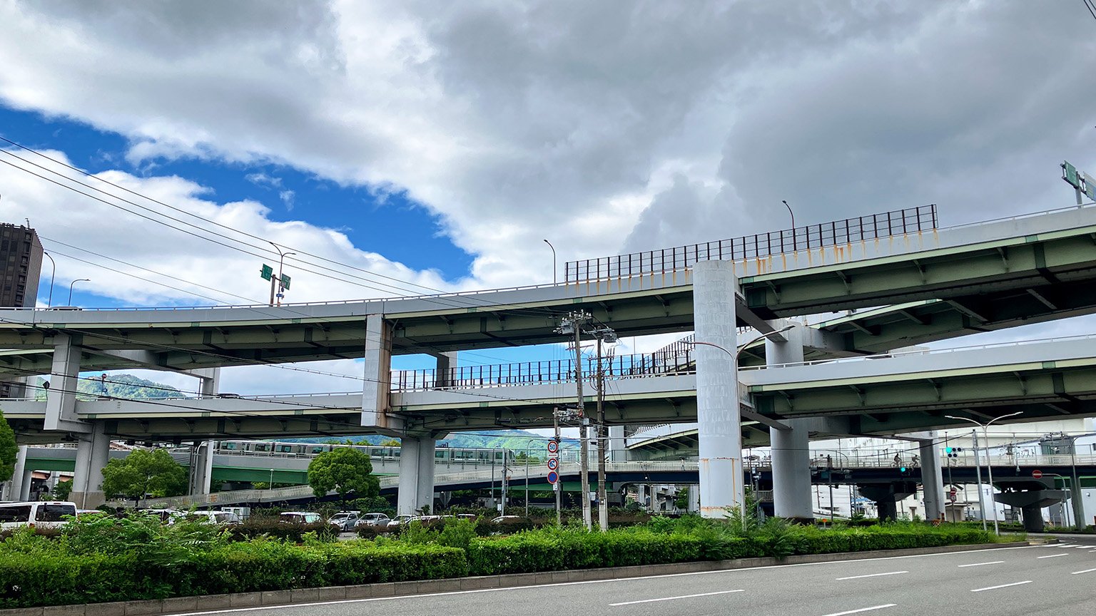 高架の道路とポートライナーの高架と歩道橋の写真