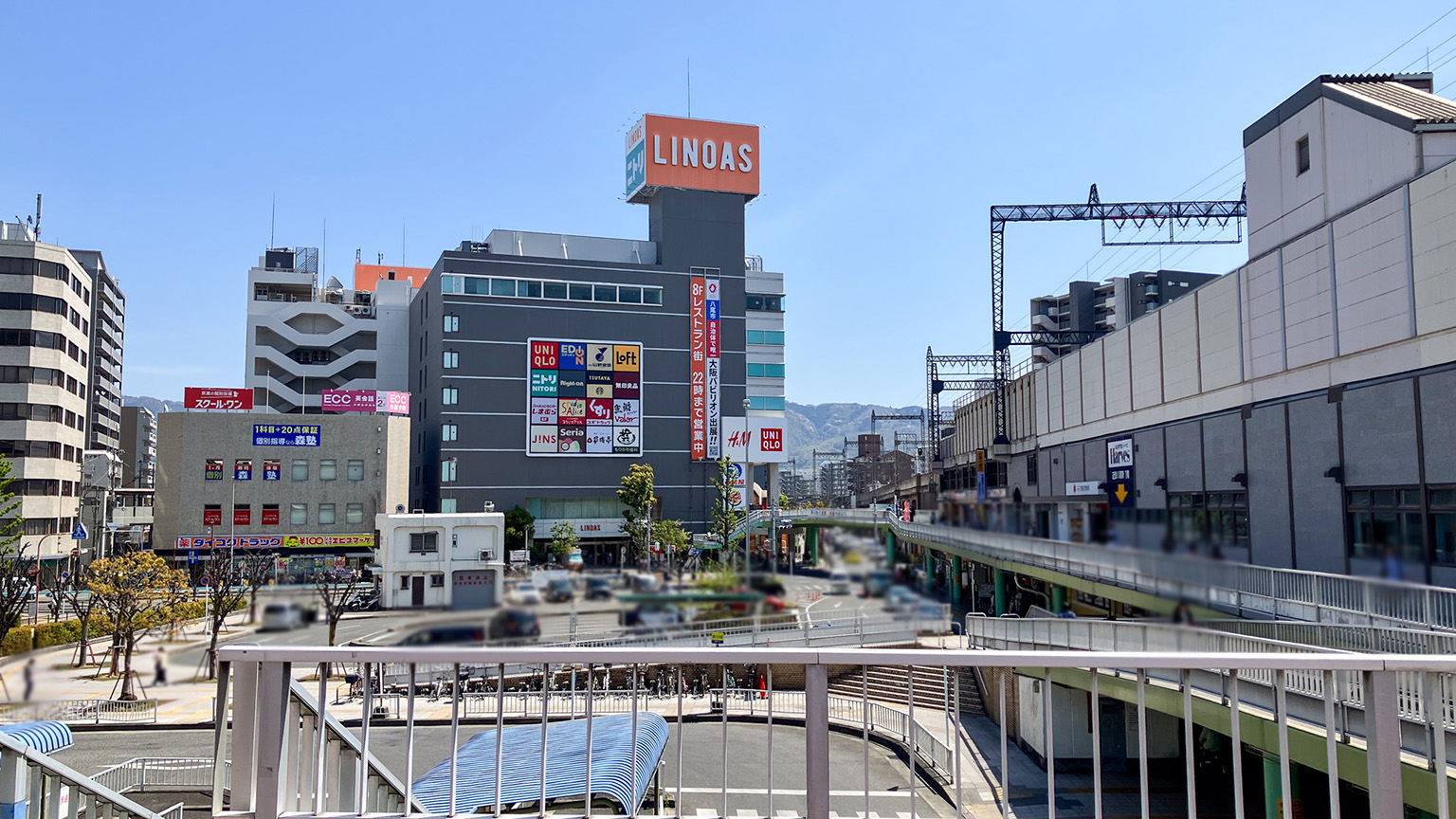 近鉄八尾駅前の写真