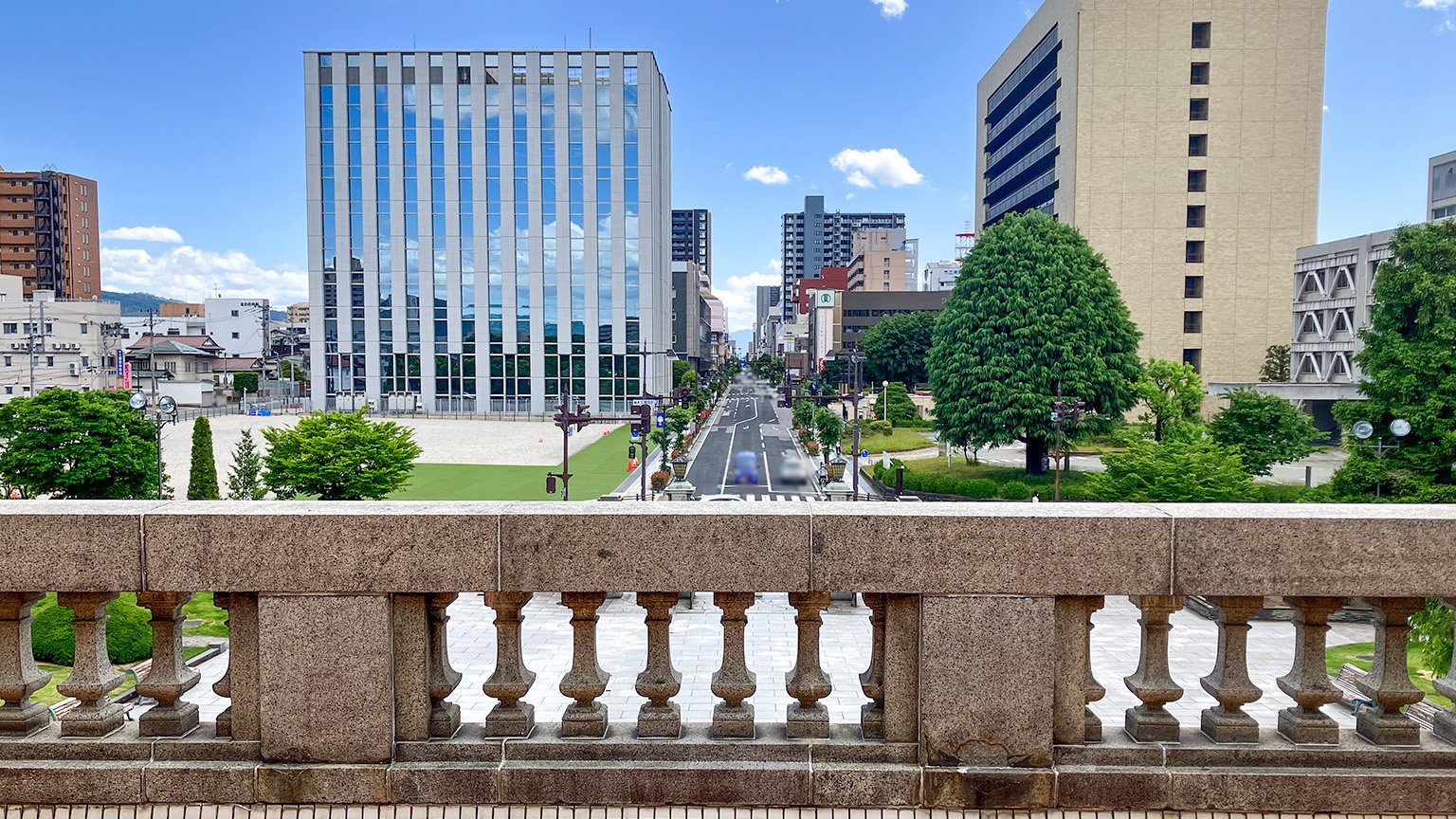 山形県郷土館「文翔館」のバルコニーからの景色の写真
