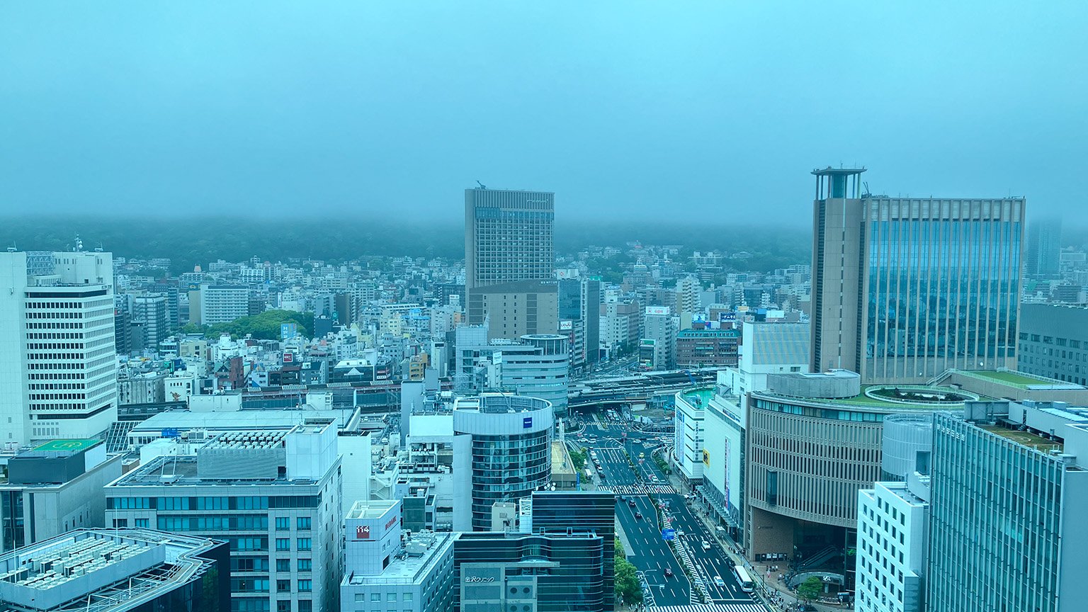 神戸市役所の展望ロビーから見た山側の景色の写真